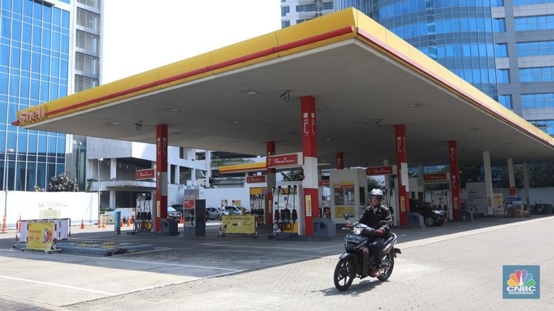 Pom bensin Shell Gatot Subroto, Jakarta, Jumat (1/7/2022). (CNBC Indonesia/Andrean Kristianto)
