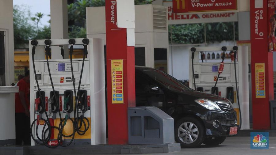 Pom bensin Shell Gatot Subroto, Jakarta, Jumat (1/7/2022). (CNBC Indonesia/Andrean Kristianto)