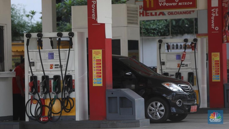 Pom bensin Shell Gatot Subroto, Jakarta, Jumat (1/7/2022). (CNBC Indonesia/Andrean Kristianto)