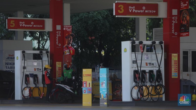 Pom bensin Shell Gatot Subroto, Jakarta, Jumat (1/7/2022). (CNBC Indonesia/Andrean Kristianto)