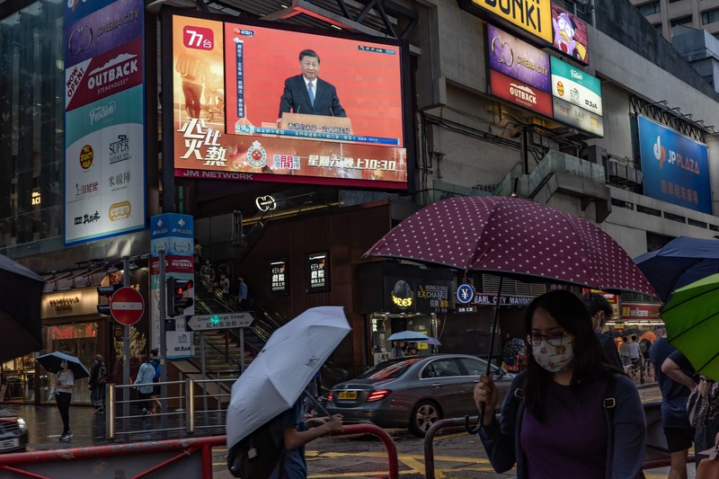 Polisi berjaga di dekat Stasiun West Kowloon di Hong Kong pada 30 Juni 2022, menjelang kedatangan Presiden China Xi Jinping di Hong Kong untuk merayakan ulang tahun ke-25 serah terima Hong Kong dari Inggris ke China yang berlangsung pada 1 Juli. (AFP via Getty Images/ISAAC LAWRENCE) Polisi berjaga di dekat Stasiun West Kowloon di Hong Kong pada 30 Juni 2022, menjelang kedatangan Presiden China Xi Jinping di Hong Kong untuk merayakan ulang tahun ke-25 serah terima Hong Kong dari Inggris ke China yang berlangsung pada 1 Juli. (AFP via Getty Images/ISAAC LAWRENCE)