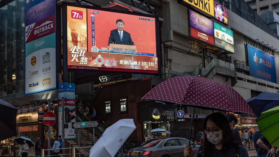 Polisi berjaga di dekat Stasiun West Kowloon di Hong Kong pada 30 Juni 2022, menjelang kedatangan Presiden China Xi Jinping di Hong Kong untuk merayakan ulang tahun ke-25 serah terima Hong Kong dari Inggris ke China yang berlangsung pada 1 Juli. (AFP via Getty Images/ISAAC LAWRENCE)