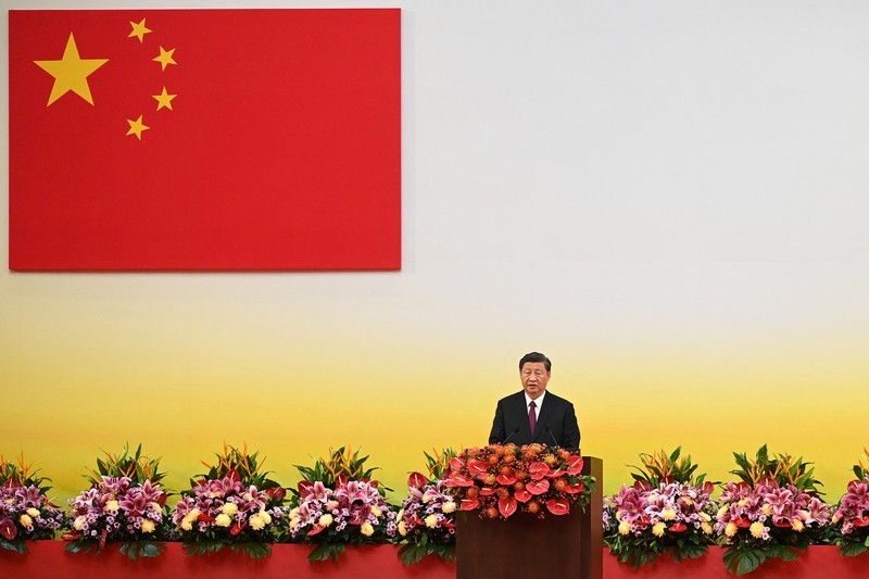 Polisi berjaga di dekat Stasiun West Kowloon di Hong Kong pada 30 Juni 2022, menjelang kedatangan Presiden China Xi Jinping di Hong Kong untuk merayakan ulang tahun ke-25 serah terima Hong Kong dari Inggris ke China yang berlangsung pada 1 Juli. (AFP via Getty Images/ISAAC LAWRENCE) Polisi berjaga di dekat Stasiun West Kowloon di Hong Kong pada 30 Juni 2022, menjelang kedatangan Presiden China Xi Jinping di Hong Kong untuk merayakan ulang tahun ke-25 serah terima Hong Kong dari Inggris ke China yang berlangsung pada 1 Juli. (AFP via Getty Images/ISAAC LAWRENCE)