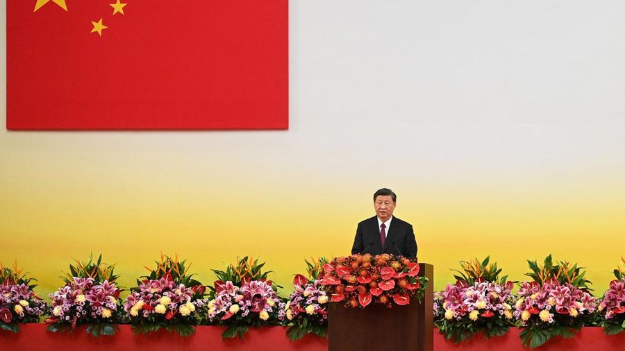 Presiden China Xi Jinping memberikan pidato setelah upacara pengambilan sumpah untuk melantik pemimpin dan pemerintahan baru kota di Hong Kong, China, 1 Juli 2022, pada peringatan 25 tahun penyerahan kota dari Inggris ke China. (REUTERS/POOL)