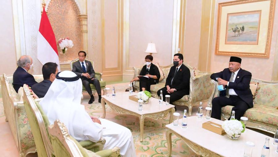 Presiden Joko Widodo melakukan pertemuan dengan Penasehat Keamanan Nasional Persatuan Emirat Arab (PEA) Sheikh Tahnoun Bin Zayed AL Nahyan dan CEO Group 42 Peng Xiao di Hotel Emirates Palace, Abu Dhabi, 1 Juli 2022. (Foto: Muchlis Jr Biro Pers Sekretariat Presiden)