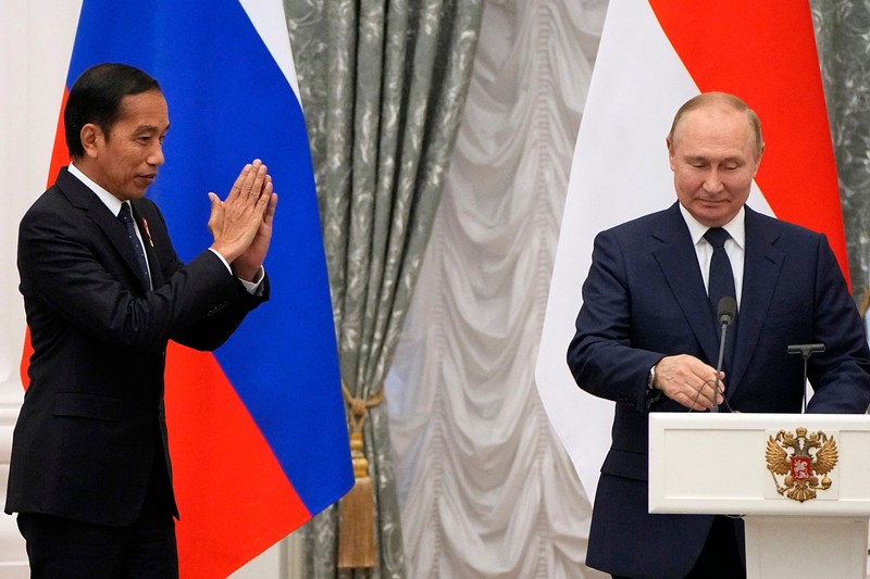 MOSCOW, RUSSIA - JUNE 30:  (RUSSIA OUT) Russian President Vladimir Putin (R) and Indonesian President Joko Widodo (L) attend a joint statement during their talks at the Kremlin on June 30, 2022 in Moscow, Russia. Indonesian President and current Chairman of G20 Widodo is visiting Ukraine and Russia this week. (Photo by Contributor/Getty Images)