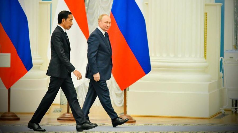 Presiden Rusia Vladimir Putin dan Presiden Indonesia Joko Widodo menghadiri konferensi pers di Kremlin di Moskow pada 30 Juni 2022. (Dok: Biro Pers Sekretariat Presiden)