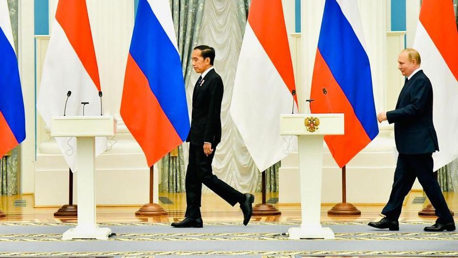 Presiden Rusia Vladimir Putin dan Presiden Indonesia Joko Widodo menghadiri konferensi pers di Kremlin di Moskow pada 30 Juni 2022. (Dok: Biro Pers Sekretariat Presiden)