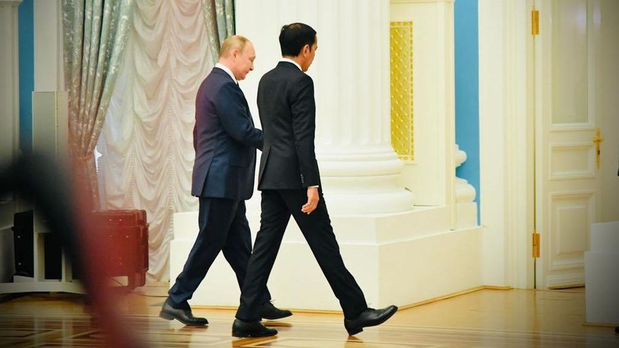 Presiden Rusia Vladimir Putin dan Presiden Indonesia Joko Widodo menghadiri konferensi pers di Kremlin di Moskow pada 30 Juni 2022. (Dok: Biro Pers Sekretariat Presiden)
