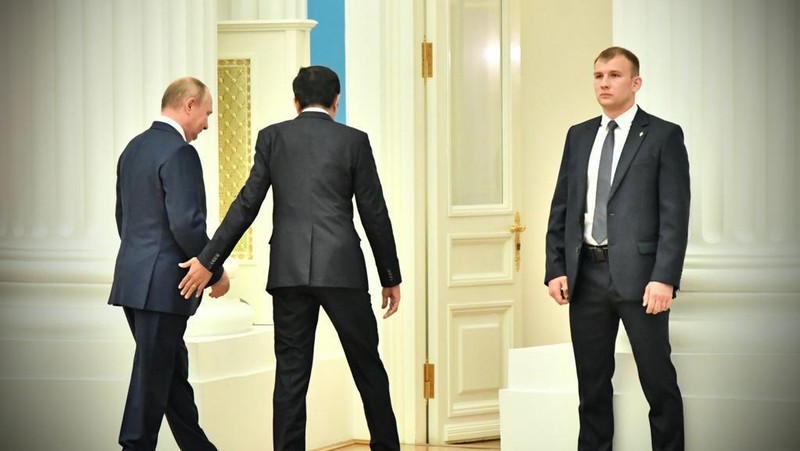 Presiden Rusia Vladimir Putin dan Presiden Indonesia Joko Widodo menghadiri konferensi pers di Kremlin di Moskow pada 30 Juni 2022. (Anadolu Agency via Getty Images)