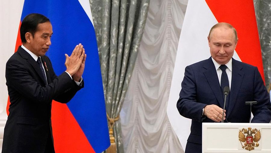 MOSCOW, RUSSIA - JUNE 30:  (RUSSIA OUT) Russian President Vladimir Putin (R) and Indonesian President Joko Widodo (L) attend a joint statement during their talks at the Kremlin on June 30, 2022 in Moscow, Russia. Indonesian President and current Chairman of G20 Widodo is visiting Ukraine and Russia this week. (Photo by Contributor/Getty Images)
