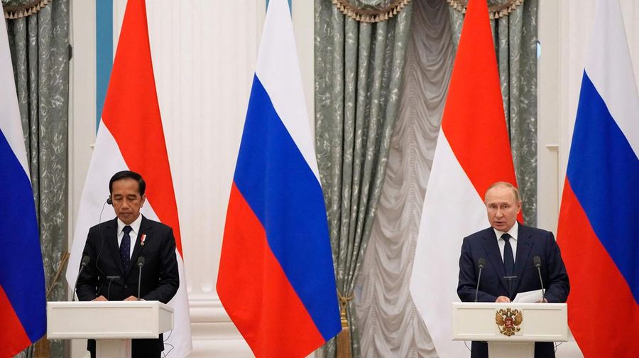 Presiden Rusia Vladimir Putin dan Presiden Indonesia Joko Widodo menghadiri konferensi pers di Kremlin di Moskow pada 30 Juni 2022. (Anadolu Agency via Getty Images)