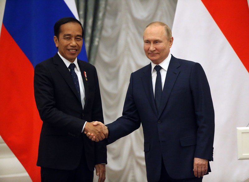 Presiden Rusia Vladimir Putin dan Presiden Indonesia Joko Widodo menghadiri konferensi pers di Kremlin di Moskow pada 30 Juni 2022. (Anadolu Agency via Getty Images)