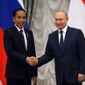 Intip Beda Gaya Putin Saat Terima Presiden Jokowi & Macron