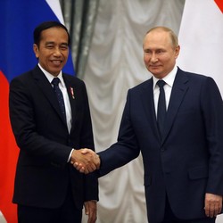 Intip Beda Gaya Putin Saat Terima Presiden Jokowi & Macron