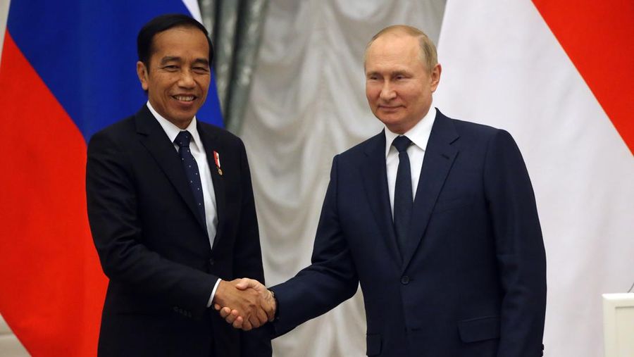 Presiden Rusia Vladimir Putin dan Presiden Indonesia Joko Widodo menghadiri konferensi pers di Kremlin di Moskow pada 30 Juni 2022. (Anadolu Agency via Getty Images)