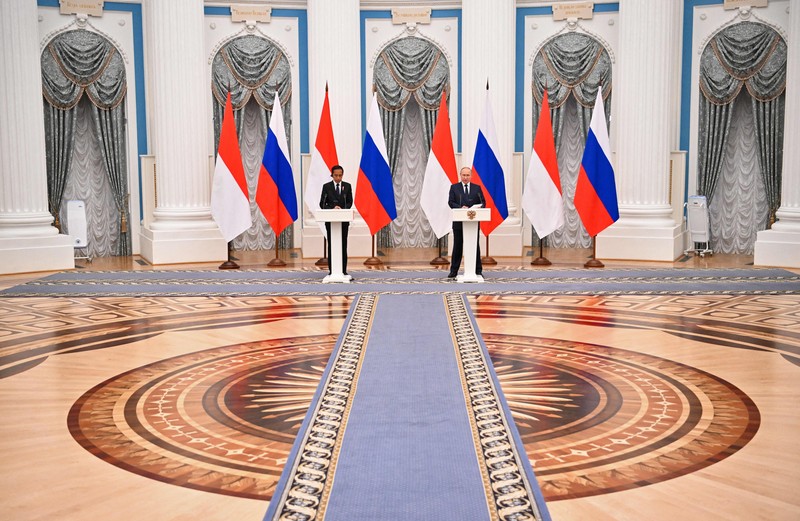 Pertemuan Jokowi-Putin MOSCOW, RUSSIA - JUNE 30: (RUSSIA OUT) Russian President Vladimir Putin (R) and Indonesian President Joko Widodo (L) attend a joint statement during their talks at the Kremlin on June 30, 2022 in Moscow, Russia. Indonesian President and current Chairman of G20 Widodo is visiting Ukraine and Russia this week. (Photo by Contributor/Getty Images)
