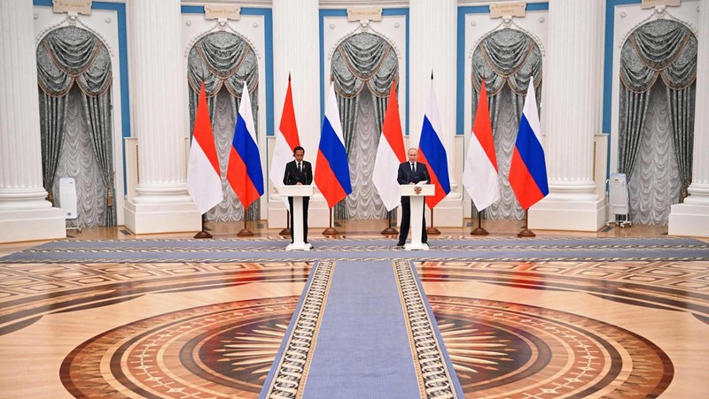 MOSCOW, RUSSIA - JUNE 30:  (RUSSIA OUT) Russian President Vladimir Putin (R) and Indonesian President Joko Widodo (L) attend a joint statement during their talks at the Kremlin on June 30, 2022 in Moscow, Russia. Indonesian President and current Chairman of G20 Widodo is visiting Ukraine and Russia this week. (Photo by Contributor/Getty Images)