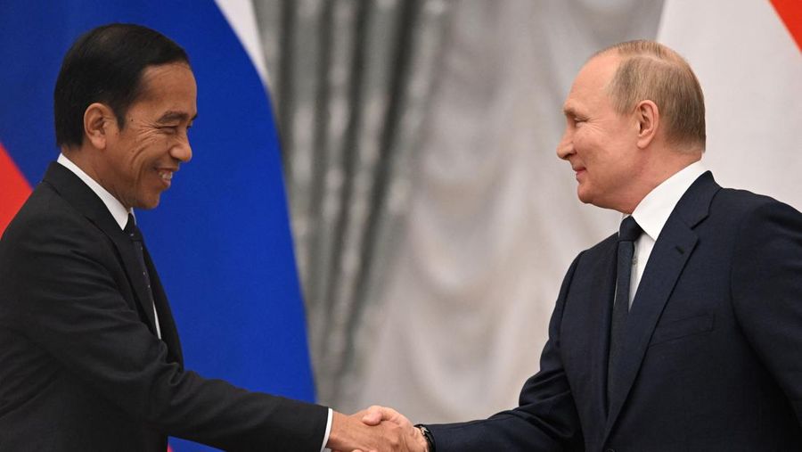 Presiden Rusia Vladimir Putin dan Presiden Indonesia Joko Widodo menghadiri konferensi pers di Kremlin di Moskow pada 30 Juni 2022. (Anadolu Agency via Getty Images)