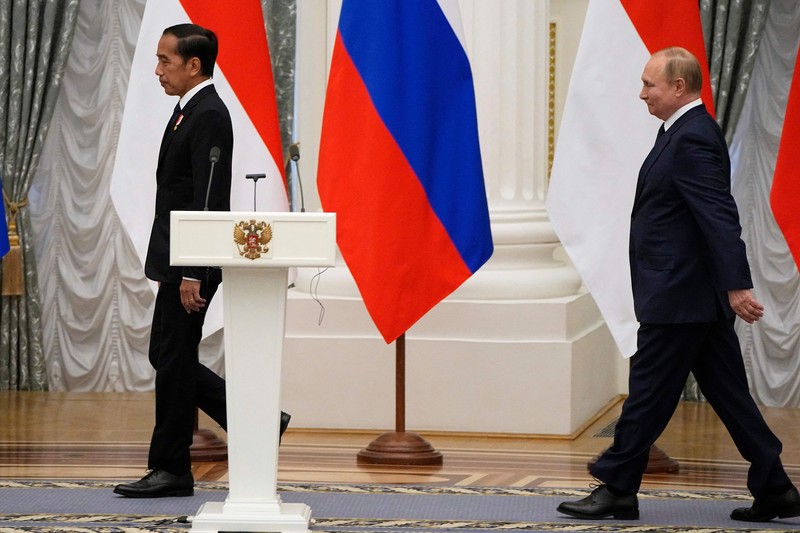 MOSCOW, RUSSIA - JUNE 30:  (RUSSIA OUT) Russian President Vladimir Putin (R) and Indonesian President Joko Widodo (L) attend a joint statement during their talks at the Kremlin on June 30, 2022 in Moscow, Russia. Indonesian President and current Chairman of G20 Widodo is visiting Ukraine and Russia this week. (Photo by Contributor/Getty Images)