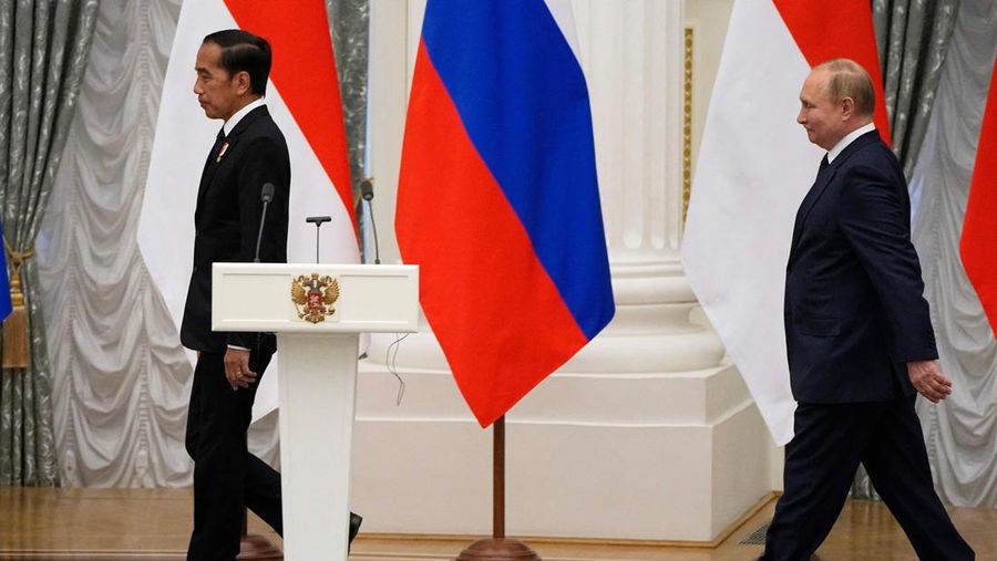 MOSCOW, RUSSIA - JUNE 30:  (RUSSIA OUT) Russian President Vladimir Putin (R) and Indonesian President Joko Widodo (L) attend a joint statement during their talks at the Kremlin on June 30, 2022 in Moscow, Russia. Indonesian President and current Chairman of G20 Widodo is visiting Ukraine and Russia this week. (Photo by Contributor/Getty Images)