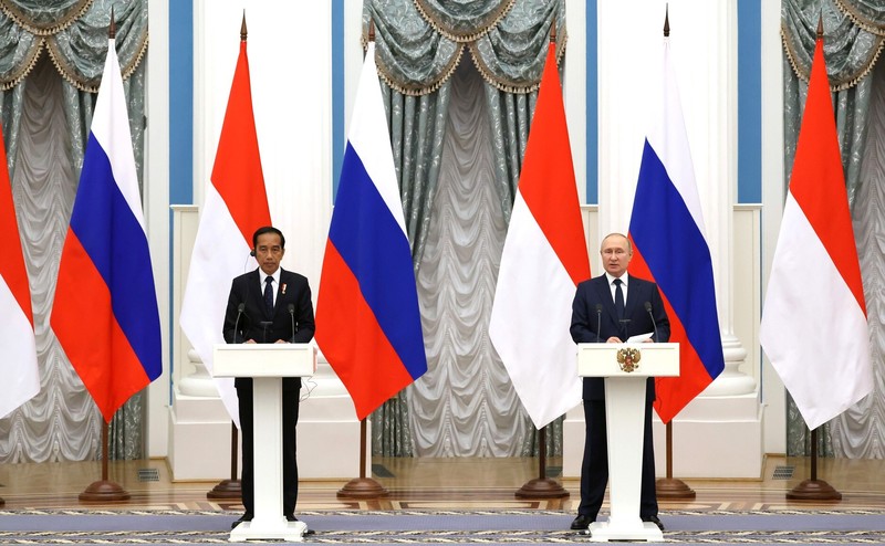 Pertemuan Jokowi-Putin MOSCOW, RUSSIA - JUNE 30: (RUSSIA OUT) Russian President Vladimir Putin (R) and Indonesian President Joko Widodo (L) attend a joint statement during their talks at the Kremlin on June 30, 2022 in Moscow, Russia. Indonesian President and current Chairman of G20 Widodo is visiting Ukraine and Russia this week. (Photo by Contributor/Getty Images)