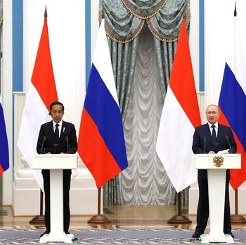 Beda Gaya! Kala Putin Ketemu Jokowi vs Macron