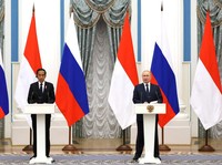 Beda Gaya! Kala Putin Ketemu Jokowi vs Macron