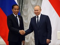 Diungkit Lagi, Beda Gaya Putin Terima Jokowi vs Macron