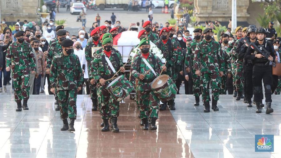 Prosesi pemakaman Tjahjo Kumolo di TMP Kalibata Jakarta, Jumat (1/7/2022). (CNBC Indonesia/Andrean Kristianto)