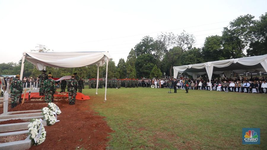 Prosesi pemakaman Tjahjo Kumolo di TMP Kalibata Jakarta, Jumat (1/7/2022). (CNBC Indonesia/Andrean Kristianto)
