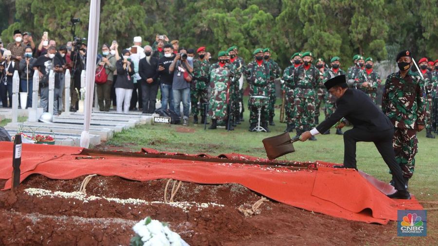 Prosesi pemakaman Tjahjo Kumolo di TMP Kalibata Jakarta, Jumat (1/7/2022). (CNBC Indonesia/Andrean Kristianto)