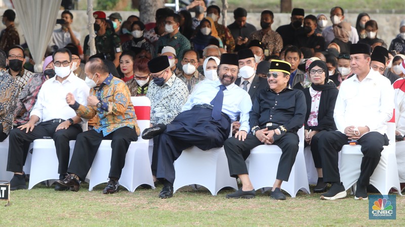 Prosesi pemakaman Tjahjo Kumolo di TMP Kalibata Jakarta, Jumat (1/7/2022). (CNBC Indonesia/Andrean Kristianto)