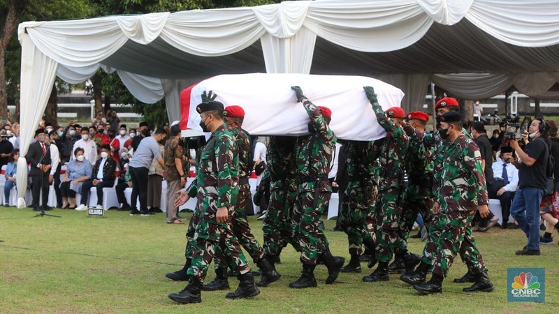 Prosesi pemakaman Tjahjo Kumolo di TMP Kalibata Jakarta, Jumat (1/7/2022). (CNBC Indonesia/Andrean Kristianto)