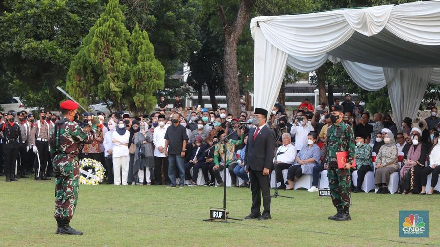 Prosesi pemakaman Tjahjo Kumolo di TMP Kalibata Jakarta, Jumat (1/7/2022). (CNBC Indonesia/Andrean Kristianto)