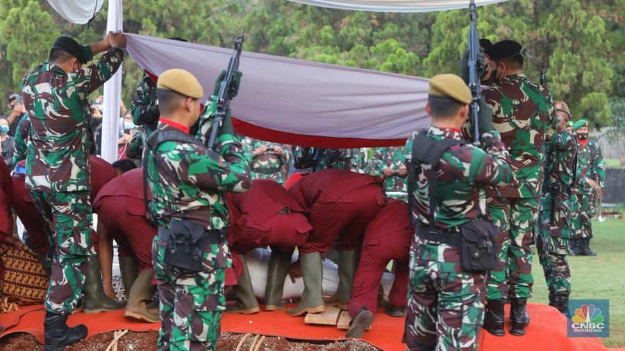 Prosesi pemakaman Tjahjo Kumolo di TMP Kalibata Jakarta, Jumat (1/7/2022). (CNBC Indonesia/Andrean Kristianto)