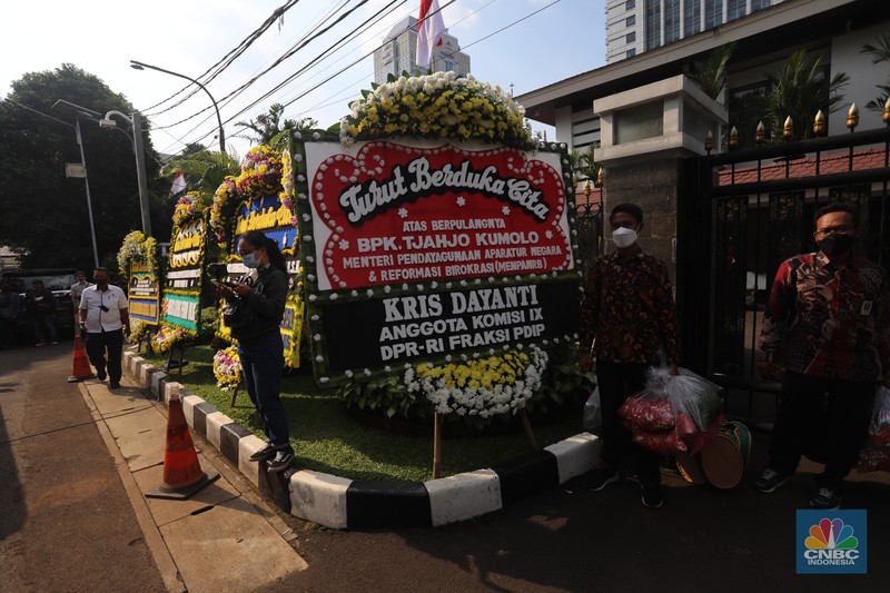 Peti jenazah almarhum Menteri Pendayagunaan Aparatur Negara dan Reformasi Birokrasi Tjahjo Kumolo di RS Abdi Waluyo, Jakarta, Jumat (1/7/2022). (CNBC Indonesia/Andrean Kristianto)