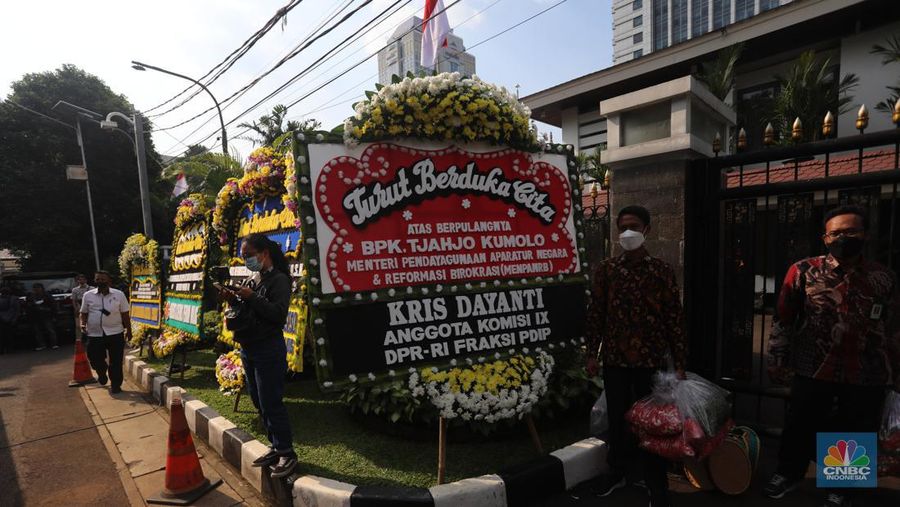 Peti jenazah almarhum Menteri Pendayagunaan Aparatur Negara dan Reformasi Birokrasi Tjahjo Kumolo di RS Abdi Waluyo, Jakarta, Jumat (1/7/2022). (վ/Andrean Kristianto)