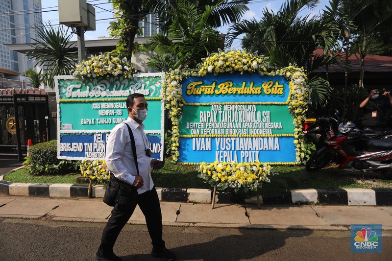 Peti jenazah almarhum Menteri Pendayagunaan Aparatur Negara dan Reformasi Birokrasi Tjahjo Kumolo di RS Abdi Waluyo, Jakarta, Jumat (1/7/2022). (CNBC Indonesia/Andrean Kristianto)