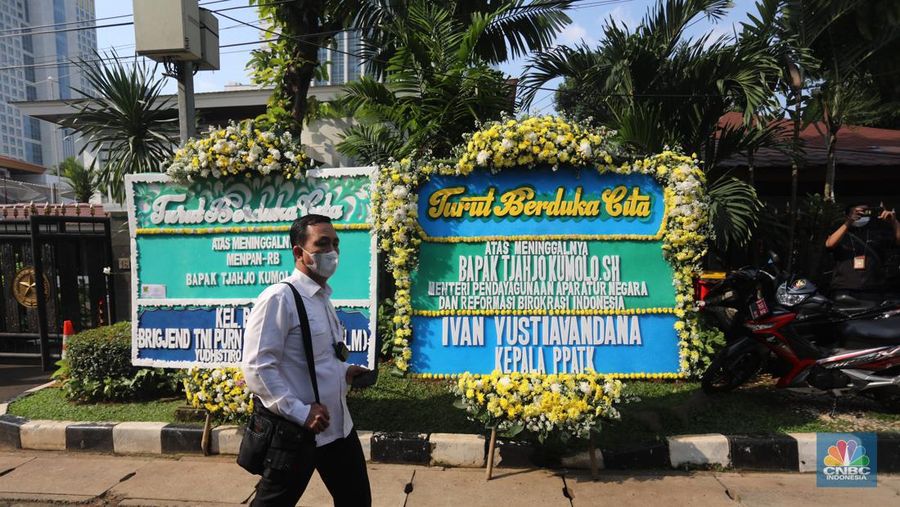 Peti jenazah almarhum Menteri Pendayagunaan Aparatur Negara dan Reformasi Birokrasi Tjahjo Kumolo di RS Abdi Waluyo, Jakarta, Jumat (1/7/2022). (վ/Andrean Kristianto)
