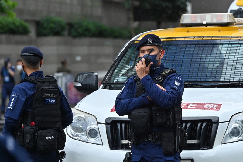 Polisi berjaga di dekat Stasiun West Kowloon di Hong Kong pada 30 Juni 2022, menjelang kedatangan Presiden China Xi Jinping di Hong Kong untuk merayakan ulang tahun ke-25 serah terima Hong Kong dari Inggris ke China yang berlangsung pada 1 Juli. (AFP via Getty Images/ISAAC LAWRENCE) Polisi berjaga di dekat Stasiun West Kowloon di Hong Kong pada 30 Juni 2022, menjelang kedatangan Presiden China Xi Jinping di Hong Kong untuk merayakan ulang tahun ke-25 serah terima Hong Kong dari Inggris ke China yang berlangsung pada 1 Juli. (AFP via Getty Images/ISAAC LAWRENCE)