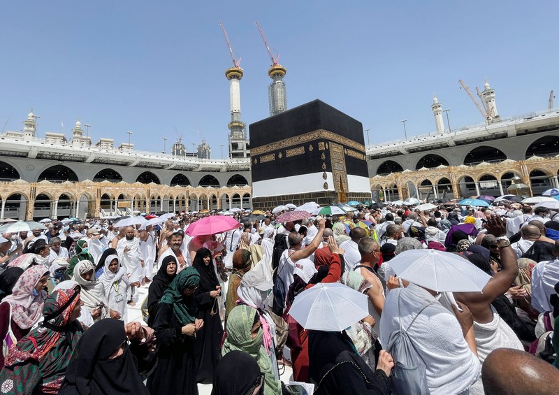 Ibadah Haji mengelilingi Ka'bah dan berdoa di Masjidil Haram di kota suci Mekkah, Arab Saudi Umat Muslim mengelilingi Ka'bah dan berdoa di Masjidil Haram di kota suci Mekkah, Arab Saudi, Jumat (1/7/2022). (REUTERS/Mohammed Salem)
