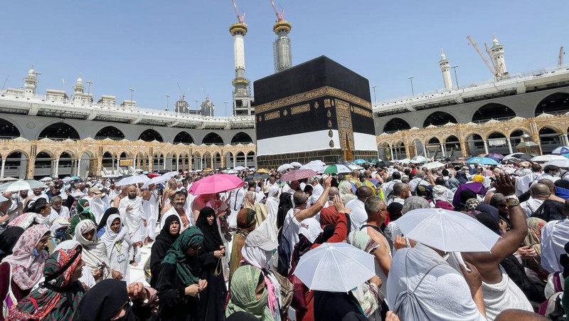 Umat Muslim mengelilingi Ka'bah dan berdoa di Masjidil Haram di kota suci Mekkah, Arab Saudi, Jumat (1/7/2022). (REUTERS/Mohammed Salem)