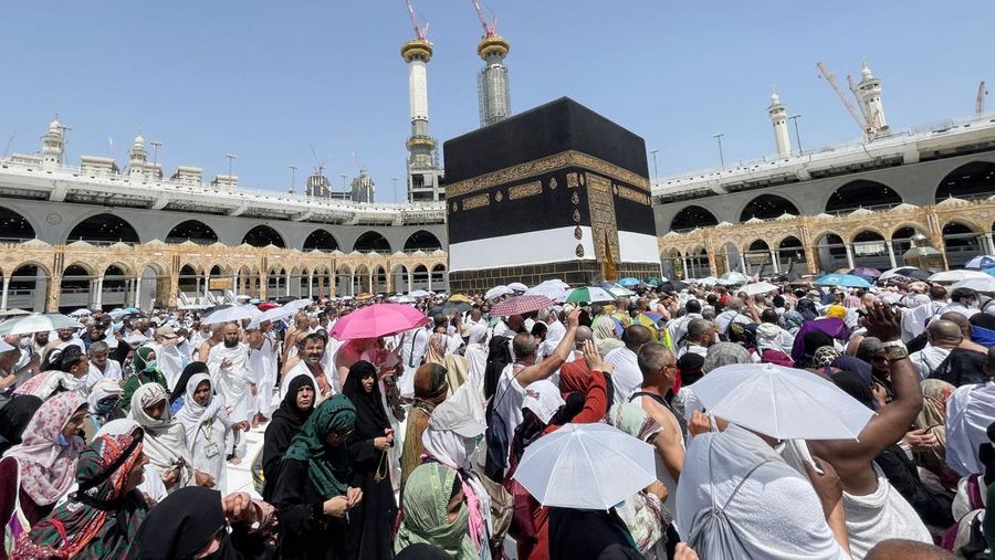 Umat Muslim mengelilingi Ka'bah dan berdoa di Masjidil Haram di kota suci Mekkah, Arab Saudi, Jumat (1/7/2022). Arab Saudi kembali mengizinkan jamaah haji luar negeri untuk beribadah ke negara mereka pada musim haji tahun ini usai 2 tahun terganggu covid. (REUTERS/Mohammed Salem)