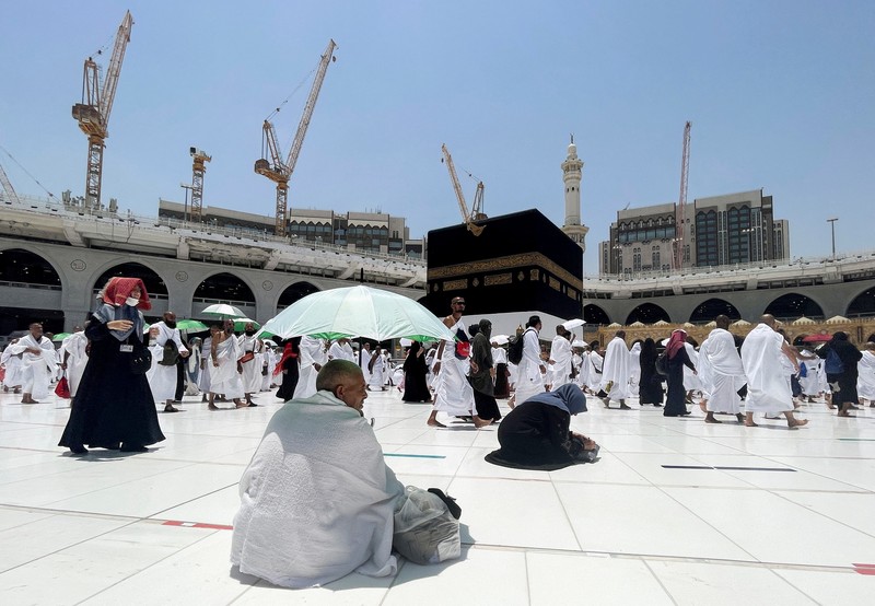 Ibadah Haji mengelilingi Ka'bah dan berdoa di Masjidil Haram di kota suci Mekkah, Arab Saudi Umat Muslim mengelilingi Ka'bah dan berdoa di Masjidil Haram di kota suci Mekkah, Arab Saudi, Jumat (1/7/2022). (REUTERS/Mohammed Salem)