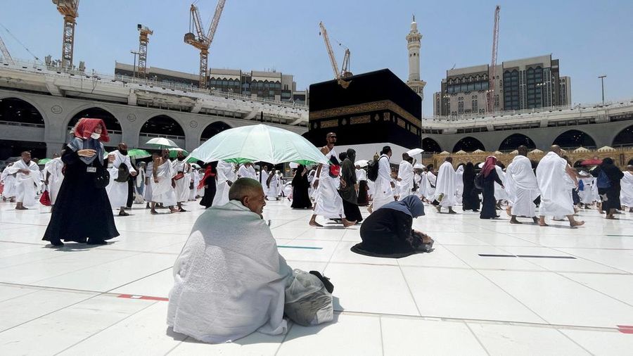 Seorang peziarah Muslim duduk di sebelah Ka'bah di Masjidil Haram di kota suci Mekkah, Arab Saudi, Jumat (1/7/2022). Arab Saudi kembali mengizinkan jamaah haji luar negeri untuk beribadah ke negara mereka pada musim haji tahun ini usai 2 tahun terganggu covid. (REUTERS/Mohammed Salem)