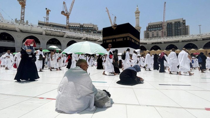 Ibadah Haji mengelilingi Ka'bah dan berdoa di Masjidil Haram di kota suci Mekkah, Arab Saudi Seorang peziarah Muslim duduk di sebelah Ka'bah di Masjidil Haram di kota suci Mekkah, Arab Saudi, Jumat (1/7/2022). Arab Saudi kembali mengizinkan jamaah haji luar negeri untuk beribadah ke negara mereka pada musim haji tahun ini usai 2 tahun terganggu covid. (REUTERS/Mohammed Salem)