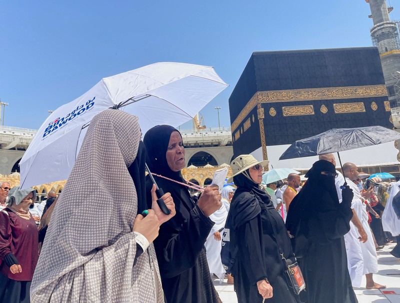 Ibadah Haji mengelilingi Ka'bah dan berdoa di Masjidil Haram di kota suci Mekkah, Arab Saudi Umat Muslim mengelilingi Ka'bah dan berdoa di Masjidil Haram di kota suci Mekkah, Arab Saudi, Jumat (1/7/2022). (REUTERS/Mohammed Salem)
