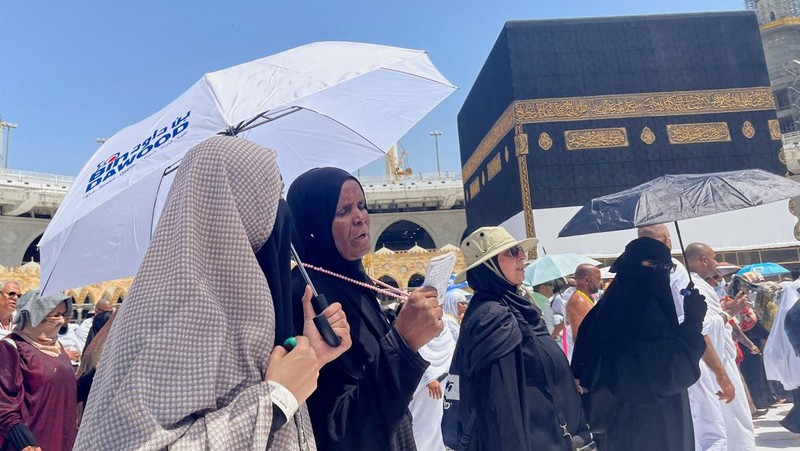 Umat Muslim mengelilingi Ka'bah dan berdoa di Masjidil Haram di kota suci Mekkah, Arab Saudi, Jumat (1/7/2022). (REUTERS/Mohammed Salem)
