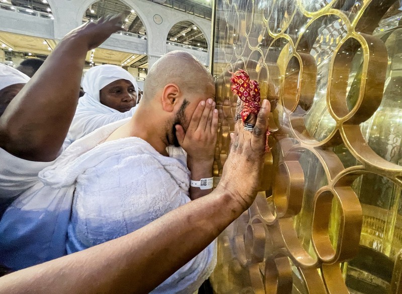 Ibadah Haji mengelilingi Ka'bah dan berdoa di Masjidil Haram di kota suci Mekkah, Arab Saudi Umat Muslim mengelilingi Ka'bah dan berdoa di Masjidil Haram di kota suci Mekkah, Arab Saudi, Jumat (1/7/2022). (REUTERS/Mohammed Salem)